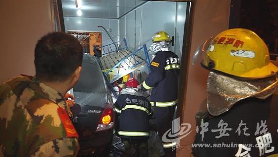 小轿车深夜撞进集装箱房 工友睡梦中遭遇飞来横祸(图)