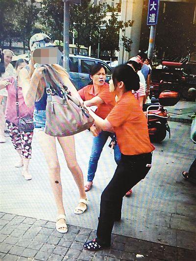 重庆2名乌克兰女模超市偷走两件衣服被拦住(图)