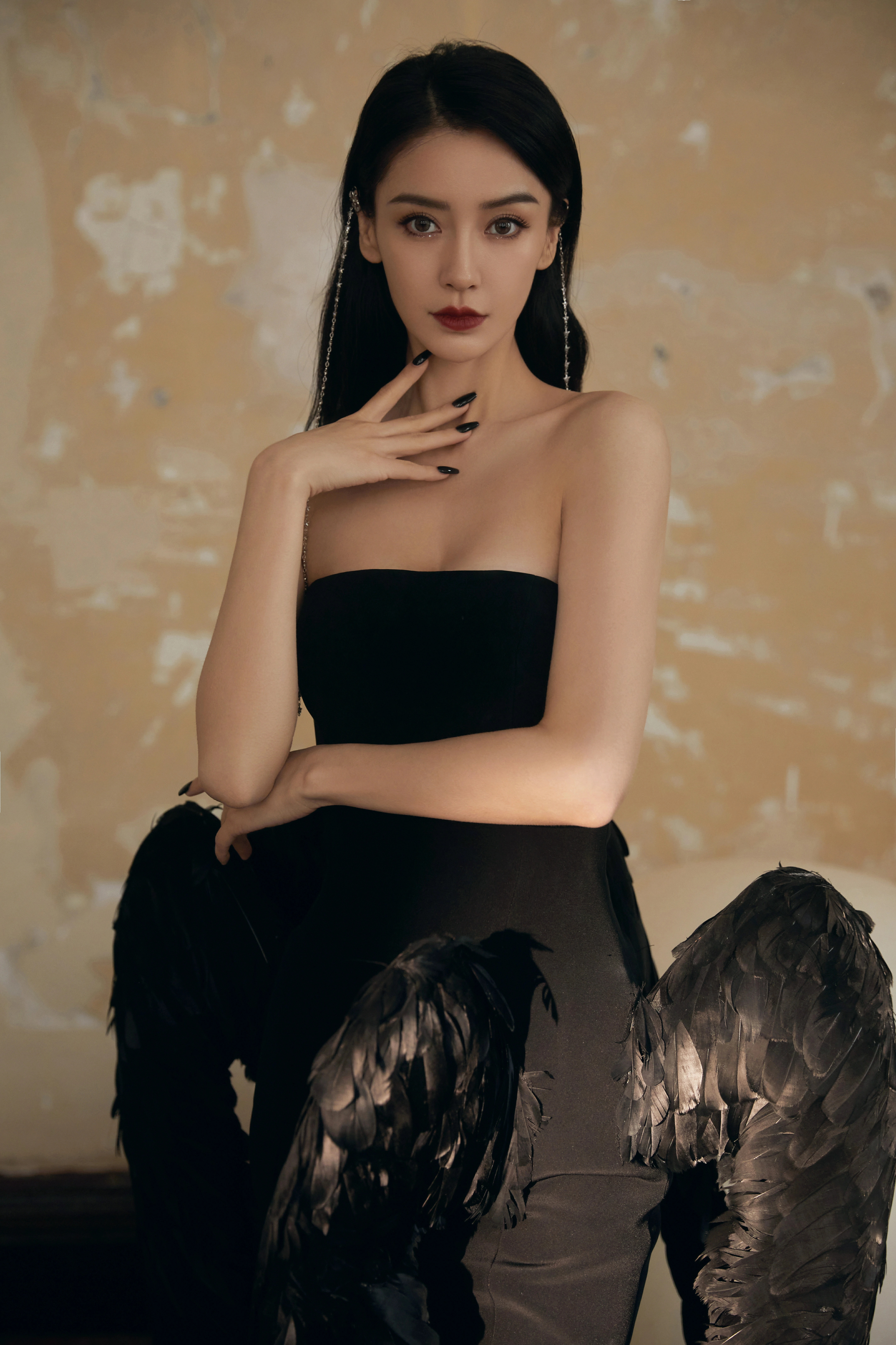 杨颖（Angelababy）暗夜天使3D翅膀造型端庄大气…