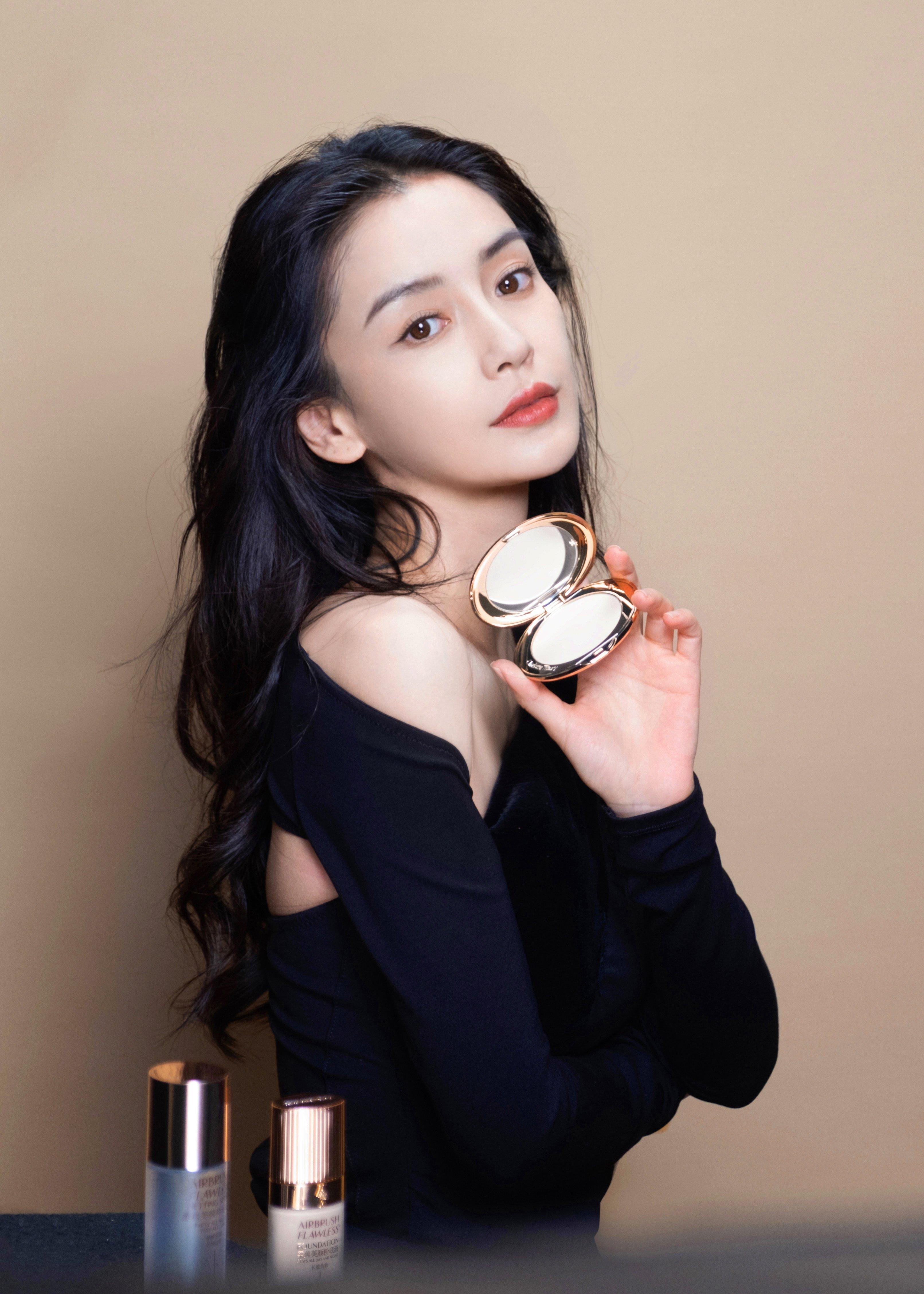 杨颖（Angelababy）甜美花絮照曝光 小秀香肩锁骨线条好绝