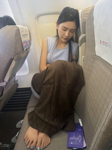 [Ligui丽柜]2024.08.07 日本旅拍第一天花絮 甜甜 纹身少女 灰色连衣裙与美腿玉足高